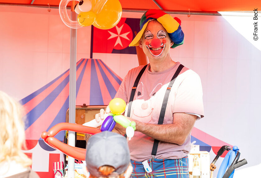 Clown Ballooni im Johanniter-Zirkuszelt in Dernau.