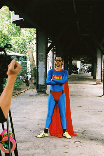 Um die neue Erste Hilfe jungen Menschen schmackhaft zu machen, wird 2007 ein comicartiger Spot zum Thema gedreht: Der Superjohann.